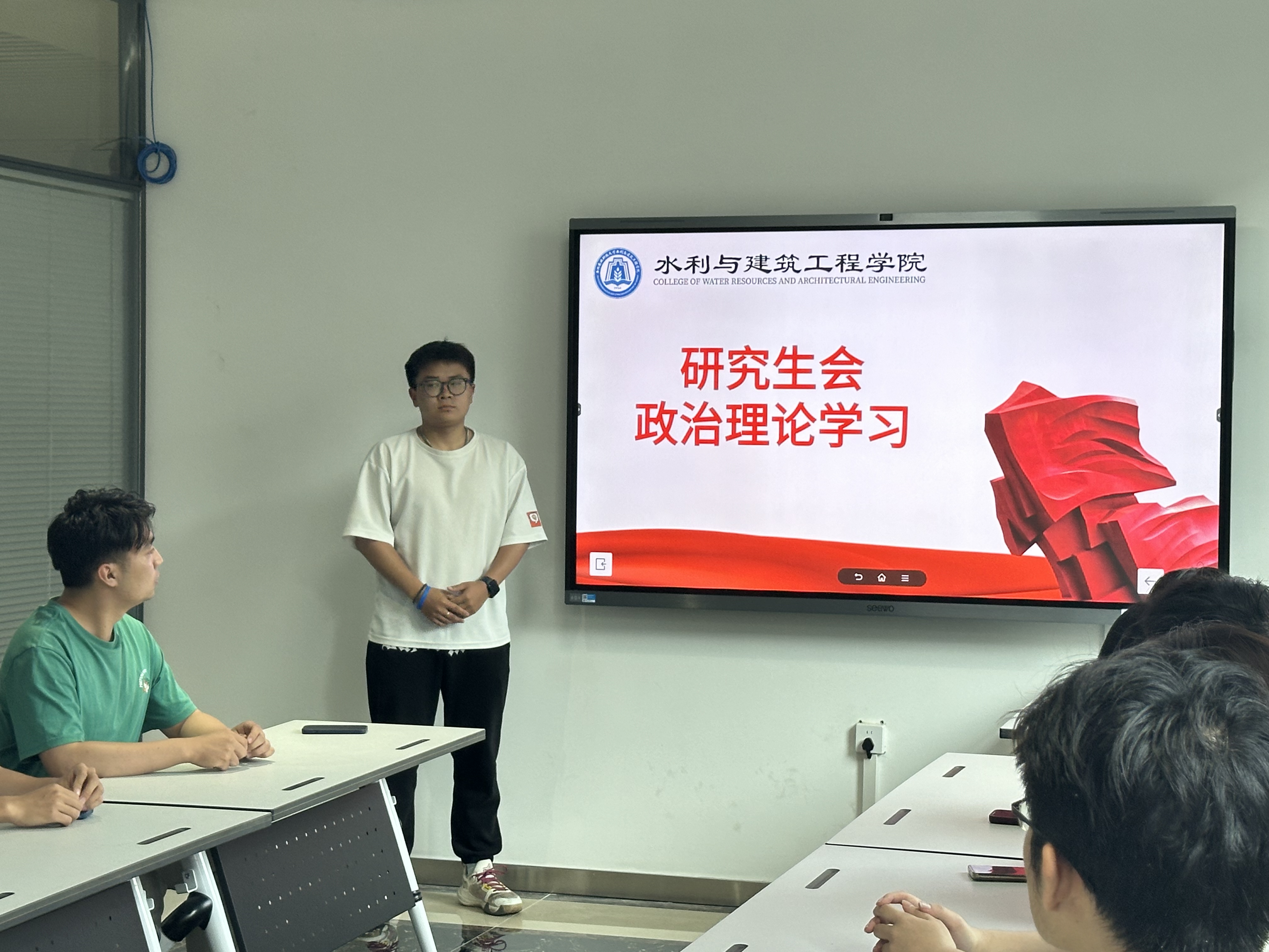 91唐伯虎
研会-2024年6月理论学习照片 (1).jpg