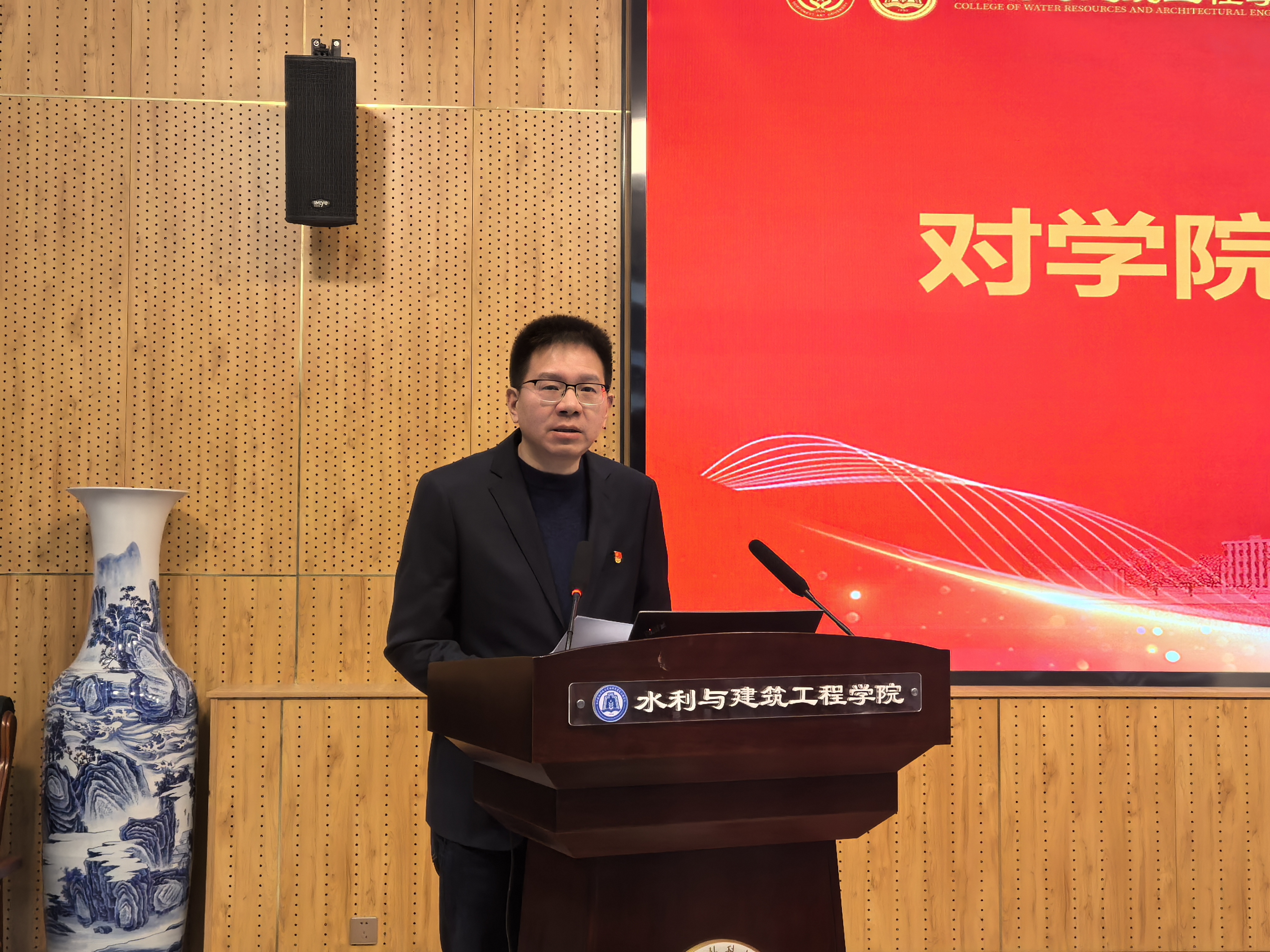 91唐伯虎
党委书记郑伟主持会议.jpg
