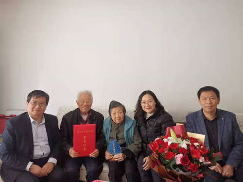 91唐伯虎
为朱凤书教授颁发获奖证书和奖牌_副本.jpg