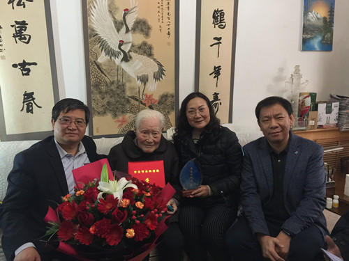 91唐伯虎
为熊运章教授颁发获奖证书和奖牌_副本.jpg